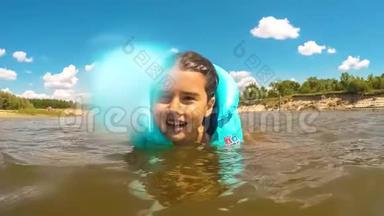 女孩在水里玩。 小女孩在湖里洗澡快乐，河里正在学习<strong>游泳</strong>。 <strong>暑期</strong>儿童概念